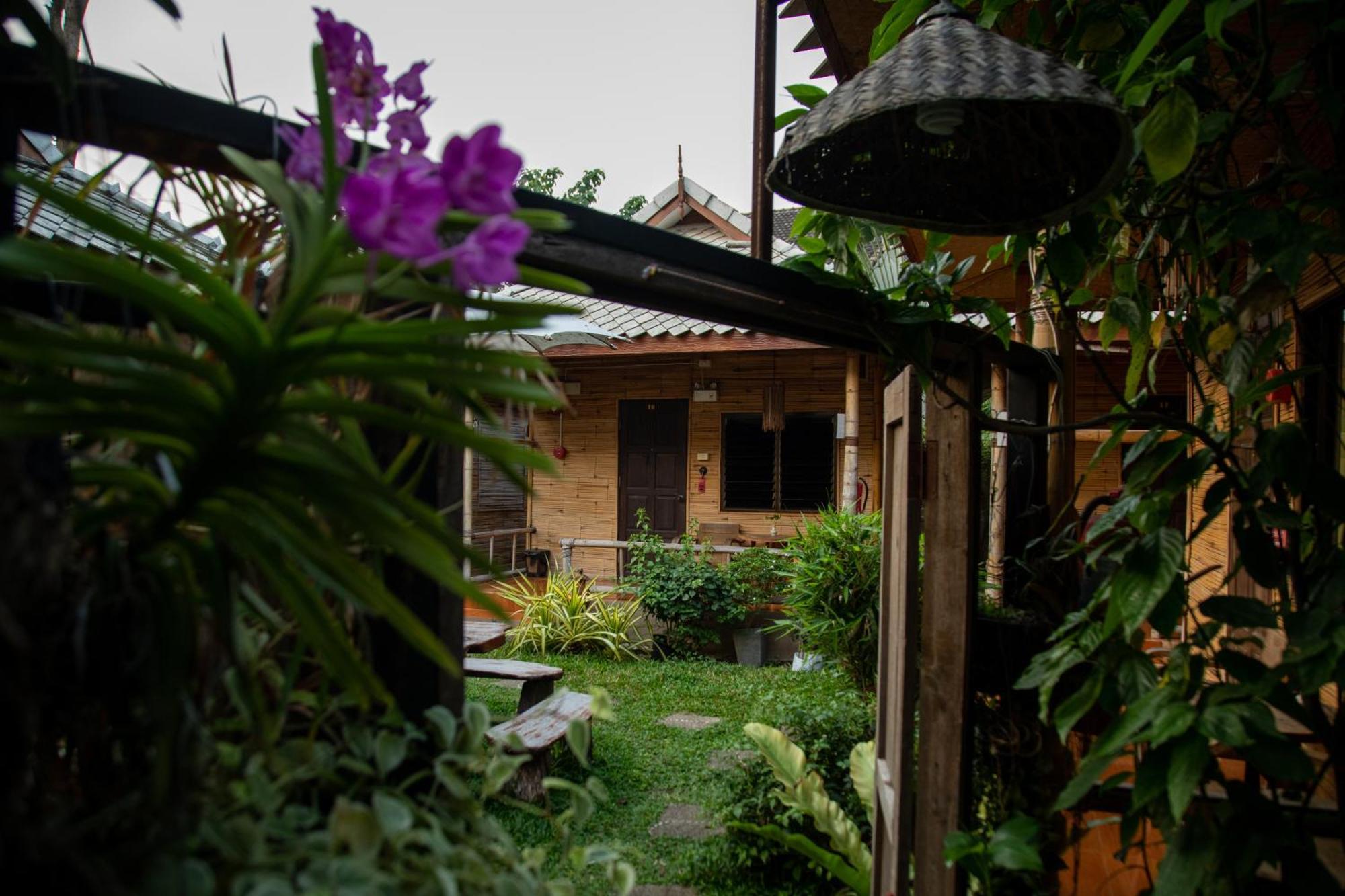 Boutique Hotel & Restaurant, Jaidee Bamboo Huts Chiang Mai Exterior photo